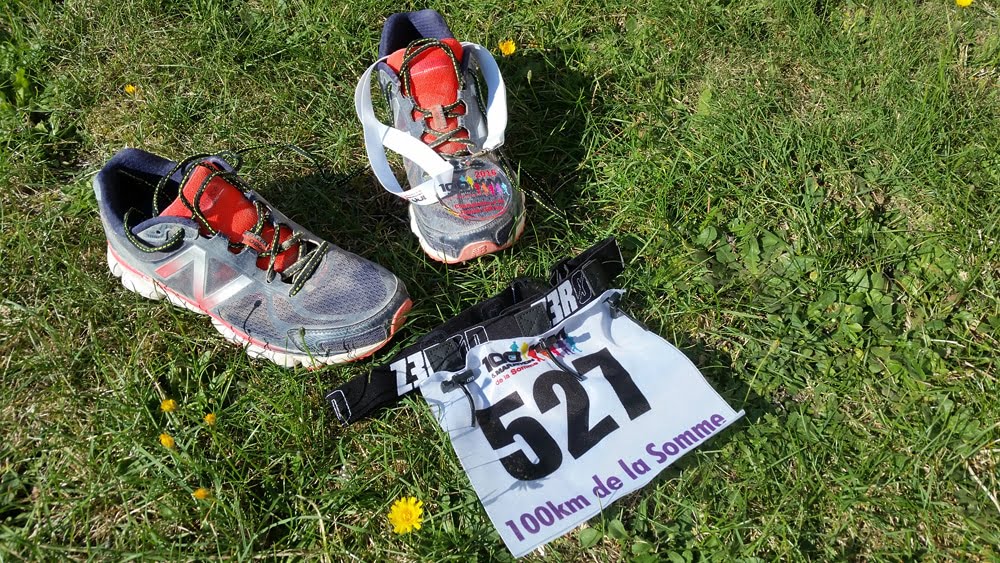 Chaussures et dossard après la course à pied