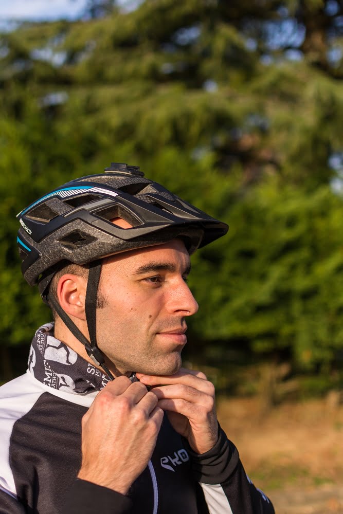 Un débutant qui attache son casque de protection