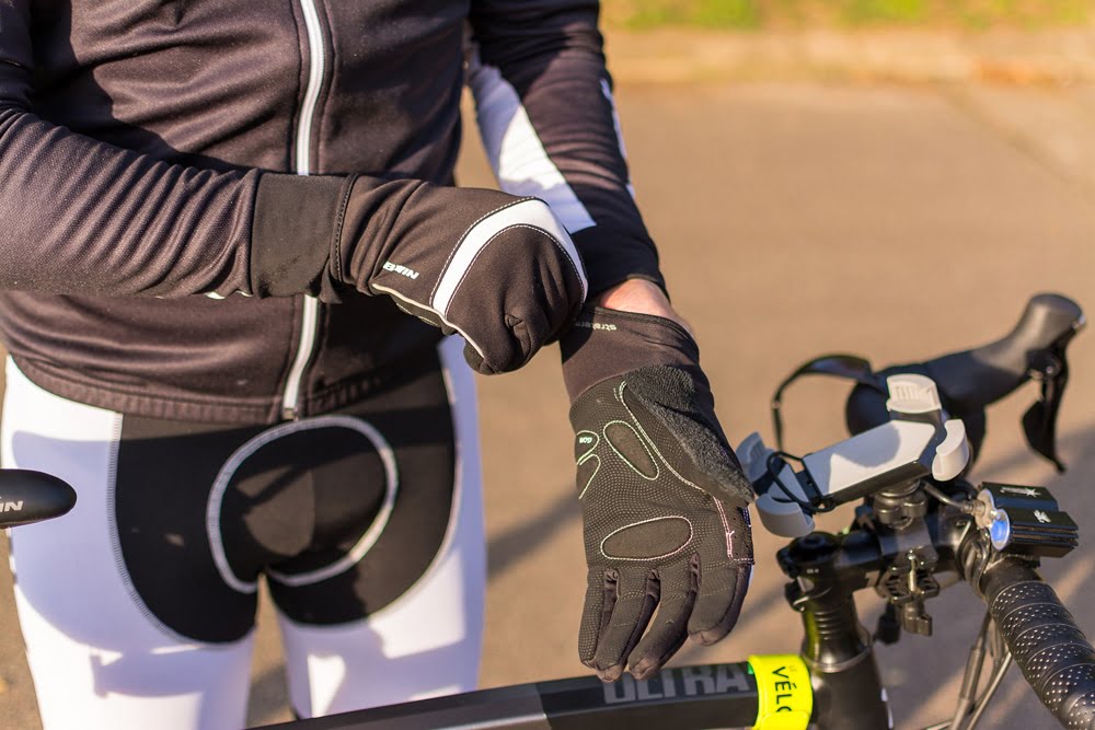 Se protéger avec des gants pour cyclisme