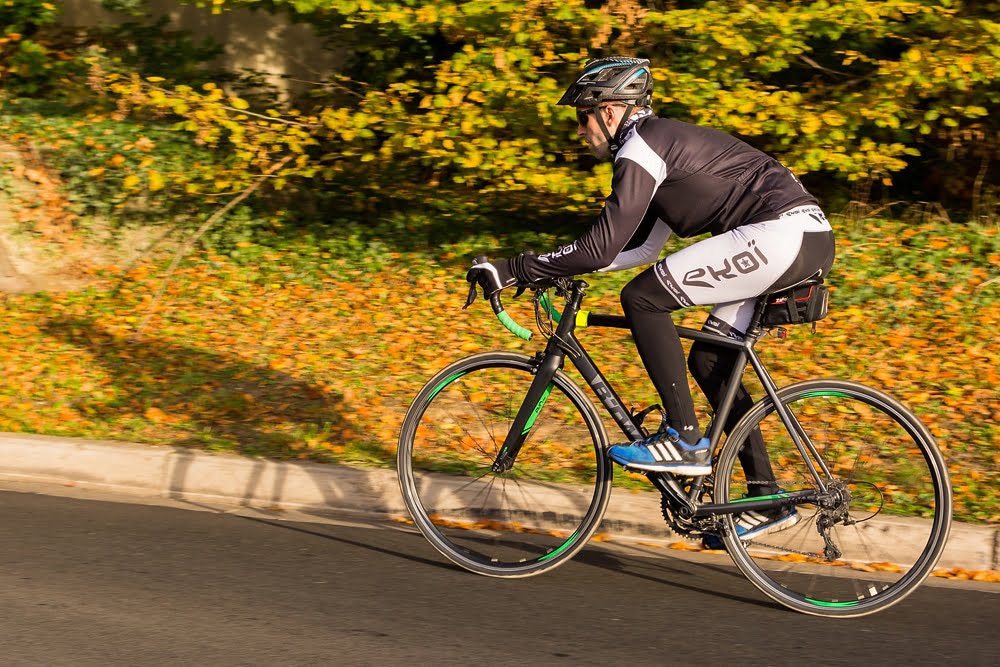 Un cycliste en montée