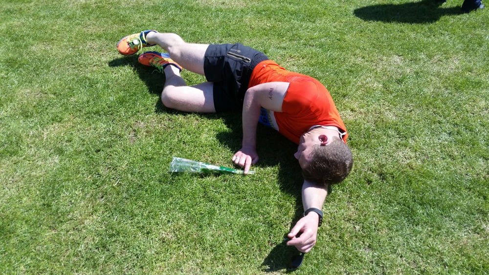 Repos dans l'herbe d'un runner