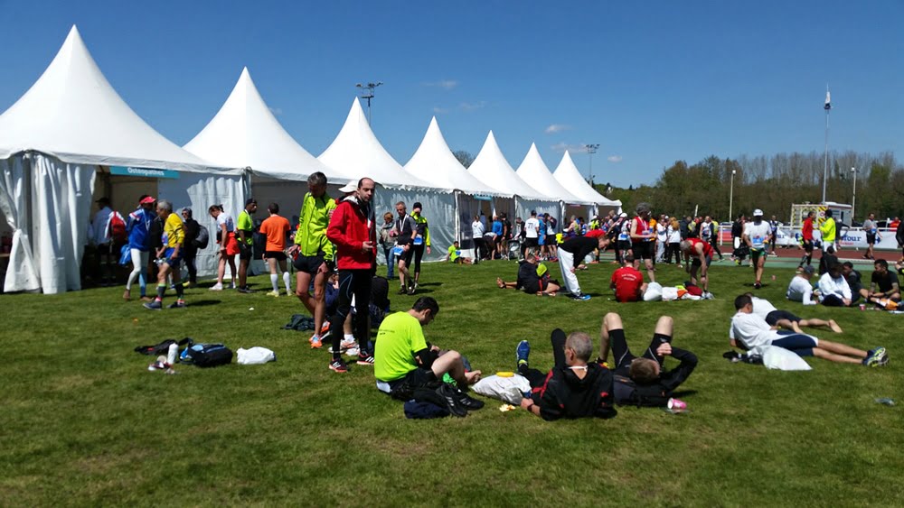 Les runners qui se reposent dans l'herbe