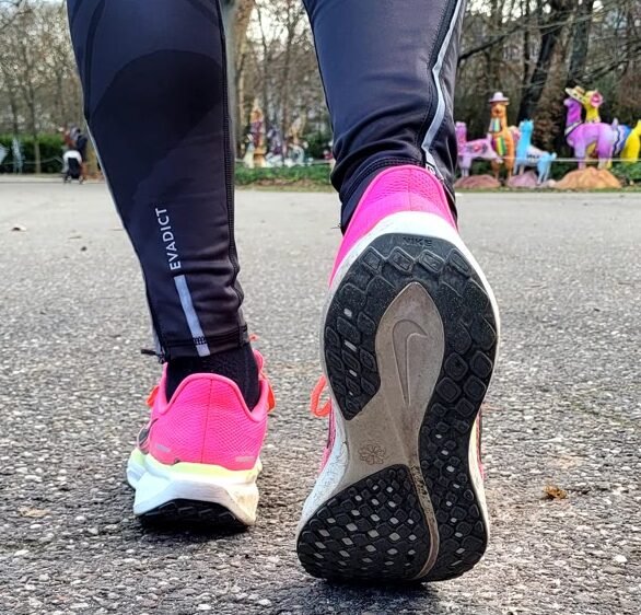 Vue de la semelle extérieure de mes Nike Pegasus 41 roses